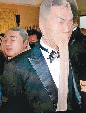 謝天華鄭伊健遭絲襪套頭。 謝天華鄭伊健遭絲襪套頭。