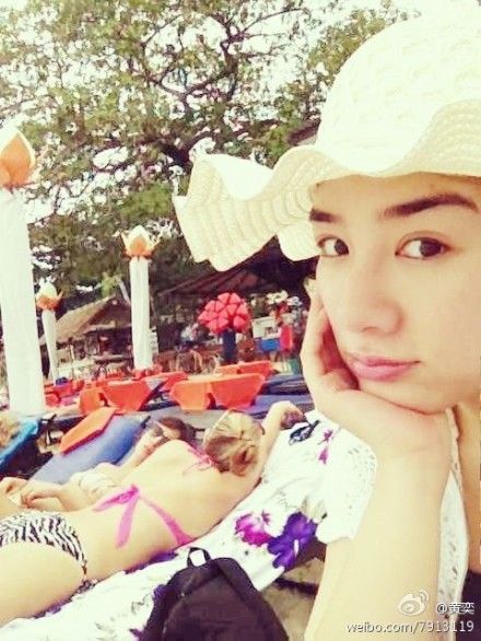 黃奕海灘曬太陽，身邊外國美女泄露所處海外