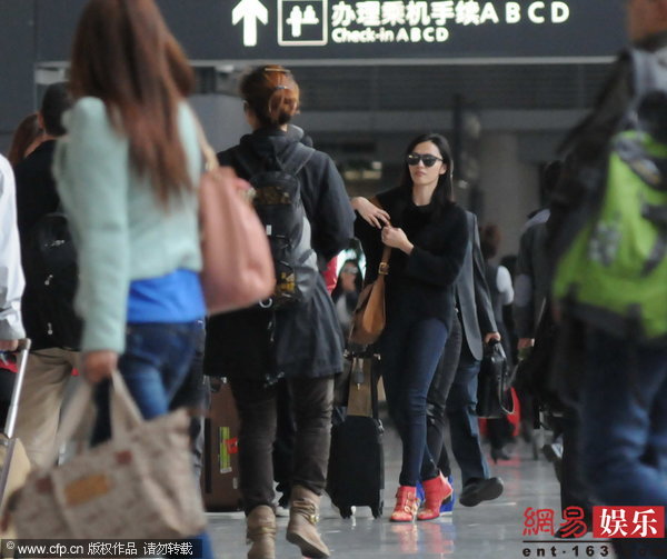 姚晨婚后獨自現身機場