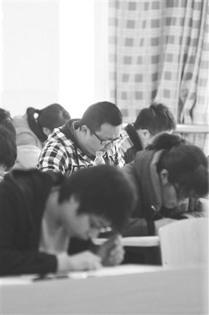 情侶坐豪車賓利考公務員 考不上丈母娘禁止結婚 情侶坐豪車賓利考公務員 考不上丈母娘禁止結婚