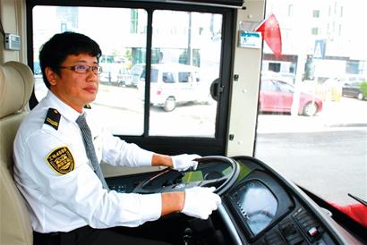 青島網絡紅人眼鏡哥開最穩雙層觀光車