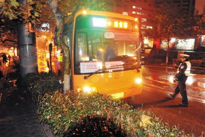 公交車鬧市區躲人撞樹 三輪車軋人開溜
