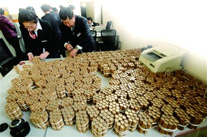 揭秘硬幣點鈔機:1小時能點2萬 38萬硬幣包成7600個錠