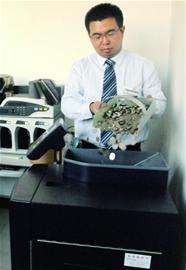 揭秘硬幣點鈔機:1小時能點2萬 38萬硬幣包成7600個錠