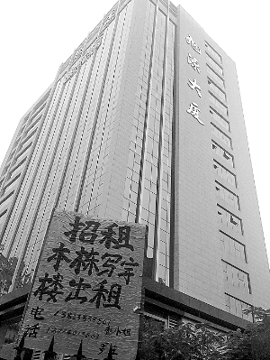 網帖稱這棟大廈為周偉思個人財產，記者調查發現并不屬實。