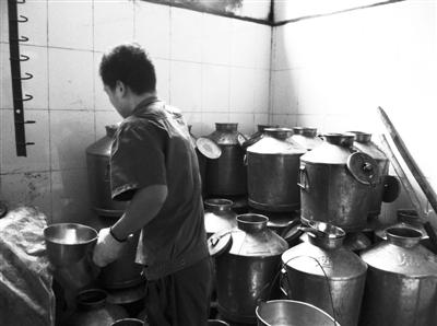 11月26日，在酒鬼酒生產基酒的車間，輸酒管、接酒桶都已是不銹鋼材質，基酒產出后將進入酒窖封存。