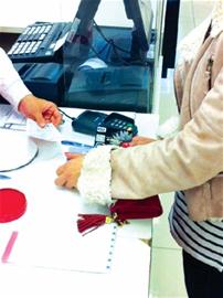 信用卡積分換禮不夠油錢 幾百億積分成雞肋 信用卡積分換禮不夠油錢 幾百億積分成雞肋