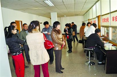 原膠南房被哄搶 交易中心驚現長龍陣