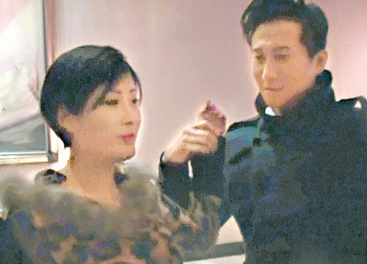 傳沖突事件中洪天明有份拉開眾人，旁為周家蔚。