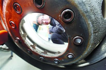 310公交車行駛中左后輪脫隊 獨自向前溜達 310公交車行駛中左后輪脫隊 獨自向前溜達