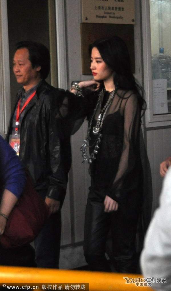 內衣若隱若現的透視 女星真敢穿