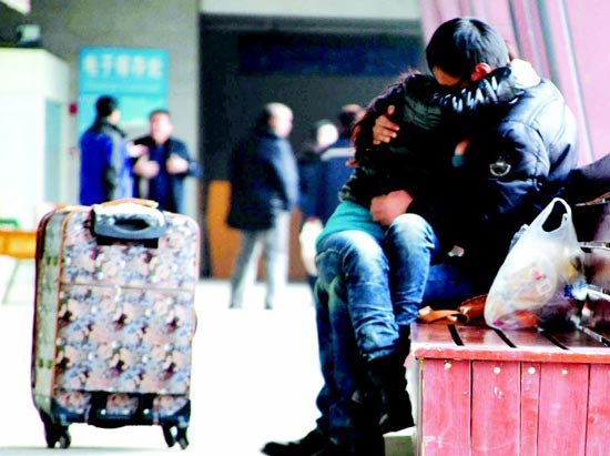 圖為:年輕男女火車站前激吻