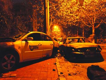 轎車起火連燒6輛車 轎車起火連燒6輛車