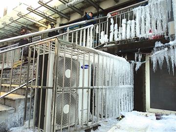 連日深寒市區(qū)路面頻現(xiàn)冰帶 私家車路口漂移 連日深寒市區(qū)路面頻現(xiàn)冰帶 私家車路口漂移