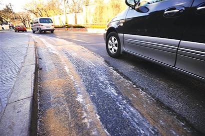 連日深寒市區(qū)路面頻現(xiàn)冰帶 私家車路口漂移 連日深寒市區(qū)路面頻現(xiàn)冰帶 私家車路口漂移