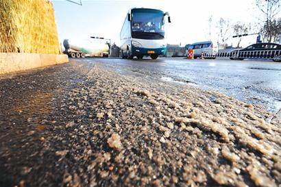 連日深寒市區路面頻現冰帶 私家車路口漂移