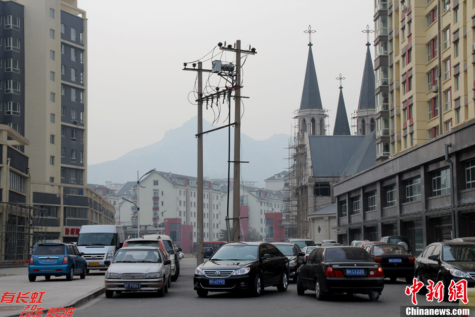 河北承德馬路中間現最牛電線桿