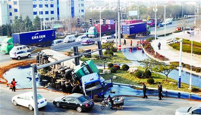 40噸原油泄漏 事發(fā)路段排起數(shù)百米“車龍” 40噸原油泄漏 事發(fā)路段排起數(shù)百米“車龍”