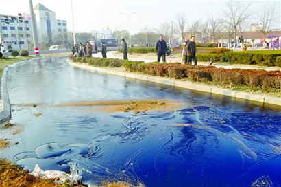 40噸原油泄漏 事發(fā)路段排起數(shù)百米“車龍” 40噸原油泄漏 事發(fā)路段排起數(shù)百米“車龍”