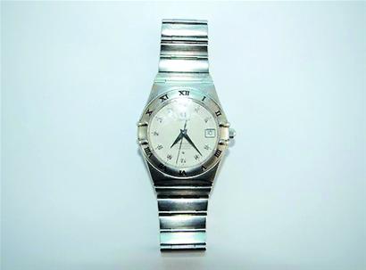 女保姆見財起意 偷走雇主10萬名表鉆戒 女保姆見財起意 偷走雇主10萬名表鉆戒