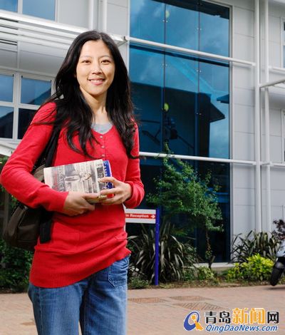 青島美女作家王菲《牛津的夏天》在英首發