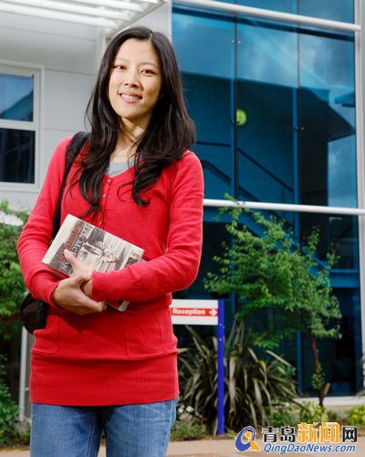 青島美女作家王菲《牛津的夏天》在英首發