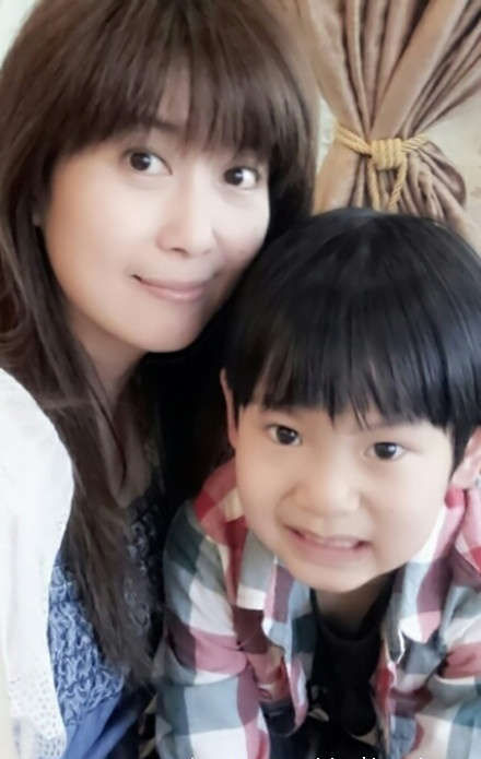 孟庭葦和小寶弟合照。