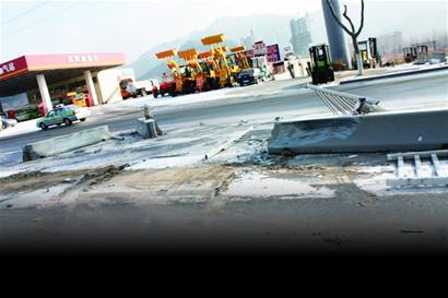 主干道撞出“碎石陣” 主干道撞出“碎石陣”