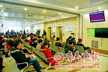 18日上午,在青島婦兒醫院產科門診候診的孕婦及家人。本報記者董海蕊攝