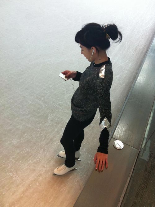 張柏芝獨自練滑冰 鼓大胸驚嚇旁人