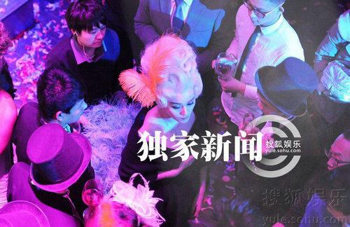 范冰冰頂著一頭銀白色夸張假發