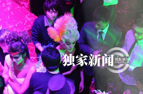 范冰冰頂銀白色假發心事重重