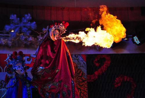 青島平安夜盛行中國風 川劇變臉引爆全場