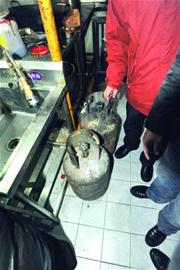 青島檢查餐飲企業 16歲報廢液化氣罐還敢用 青島檢查餐飲企業 16歲報廢液化氣罐還敢用