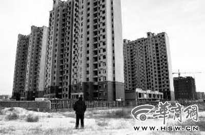 寒風中，姜凱喜望著已經封頂的小區心里很失落