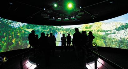 青島市規(guī)劃展覽館昨開館 千余市民爭(zhēng)看新藍(lán)圖 青島市規(guī)劃展覽館昨開館 千余市民爭(zhēng)看新藍(lán)圖