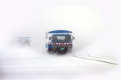 雪阻高速機場車站青島交通告急 28條高速路關閉 雪阻高速機場車站青島交通告急 28條高速路關閉
