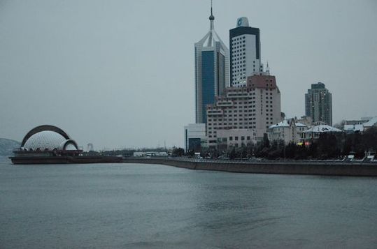 雪后棧橋顯露獨特韻味 游客不懼寒風留影像