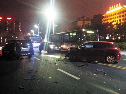 別克發飆東海路上連撞兩車 別克發飆東海路上連撞兩車