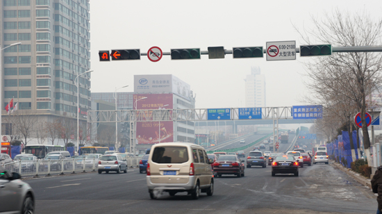 司機吐槽:信號燈都不規范 '被'闖黃燈算誰錯