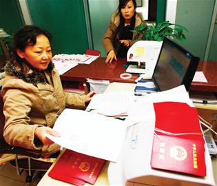 千對(duì)新人追捧好日子 登記處趕制結(jié)婚證 千對(duì)新人追捧好日子 登記處趕制結(jié)婚證