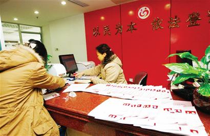 千對(duì)新人追捧好日子 登記處趕制結(jié)婚證 千對(duì)新人追捧好日子 登記處趕制結(jié)婚證