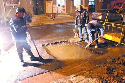 自來水管道漏水西康路被淹 自來水管道漏水西康路被淹