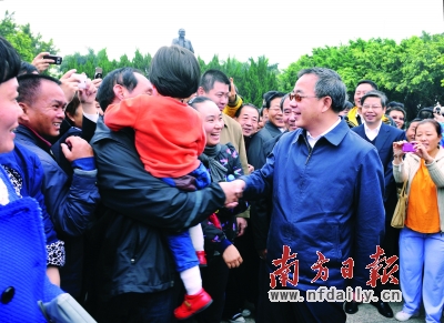 昨日，省委書記胡春華在深圳蓮花山與群眾親切交流。王輝羅文清攝src=