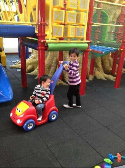 張柏芝雙子游樂園親密玩耍