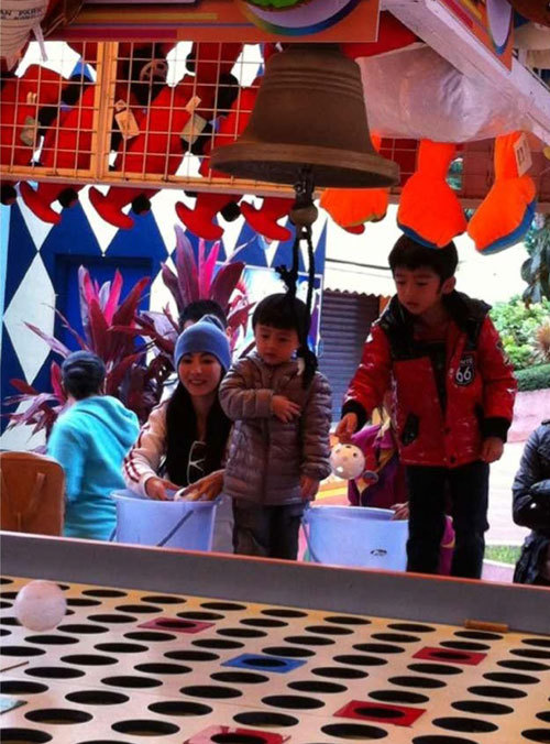 張柏芝帶兩個兒子去海洋公園
