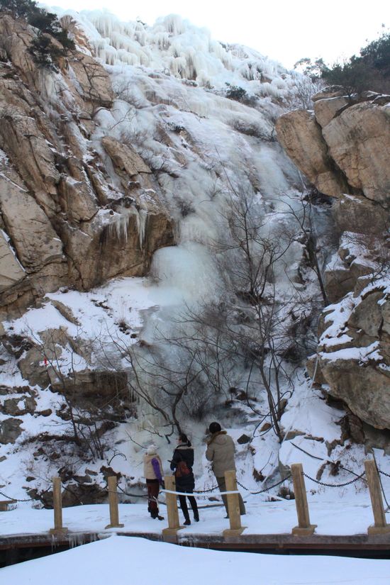 平度茶山現冰瀑奇觀 傾瀉而下蔚為壯觀