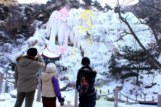 平度茶山現冰瀑奇觀 傾瀉而下蔚為壯觀
