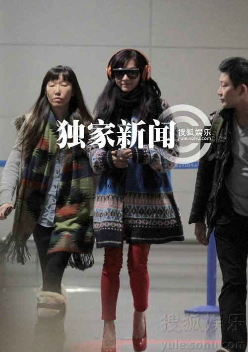 張柏芝現(xiàn)身獲贈(zèng)玩偶開(kāi)心大笑