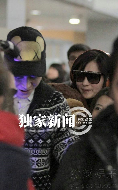 張柏芝現身獲贈玩偶開心大笑